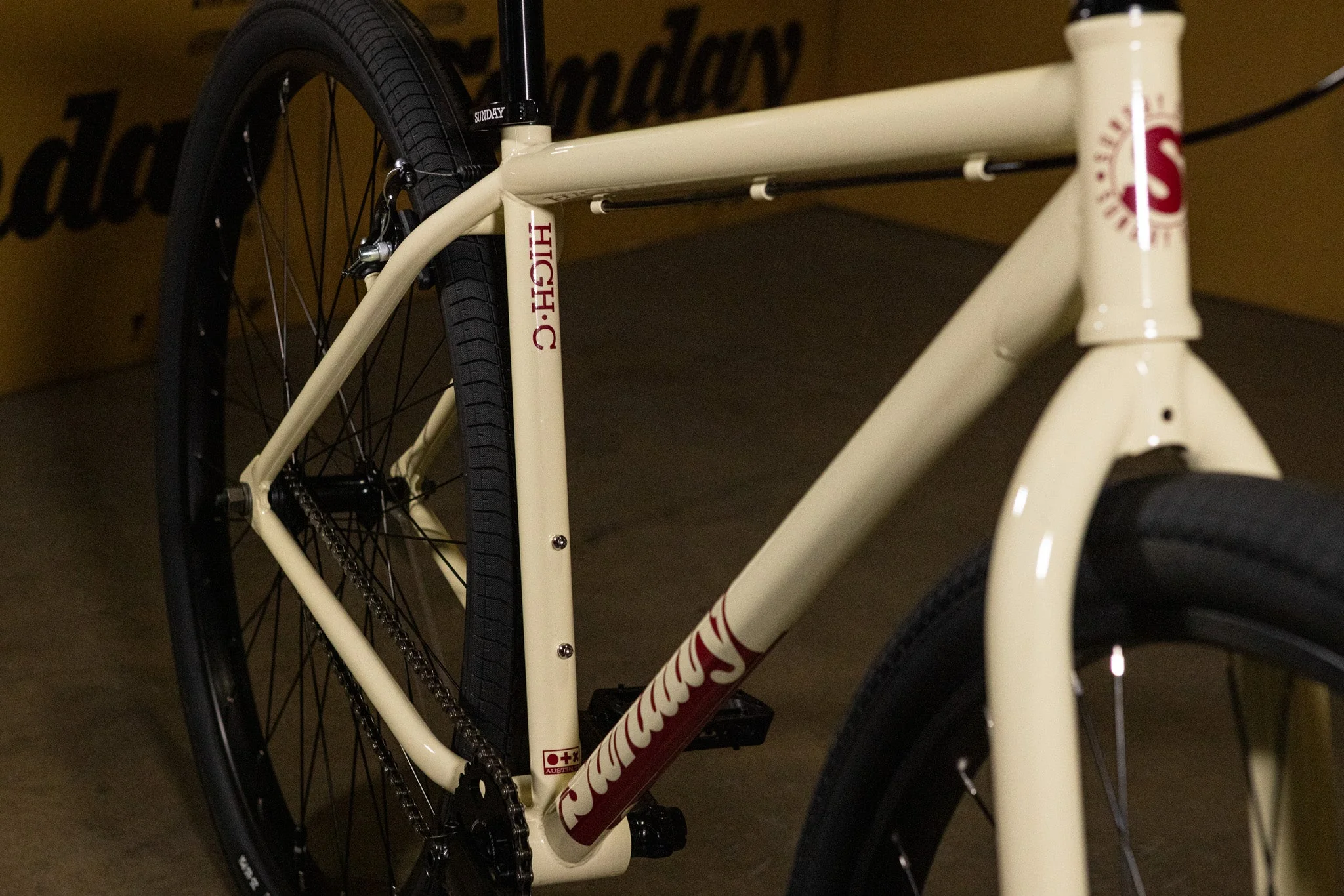 Sunday High C 29″ Gloss Classic White with 23.5″ tt Sunday High C 29" Gloss Classic White with 23.5" tt